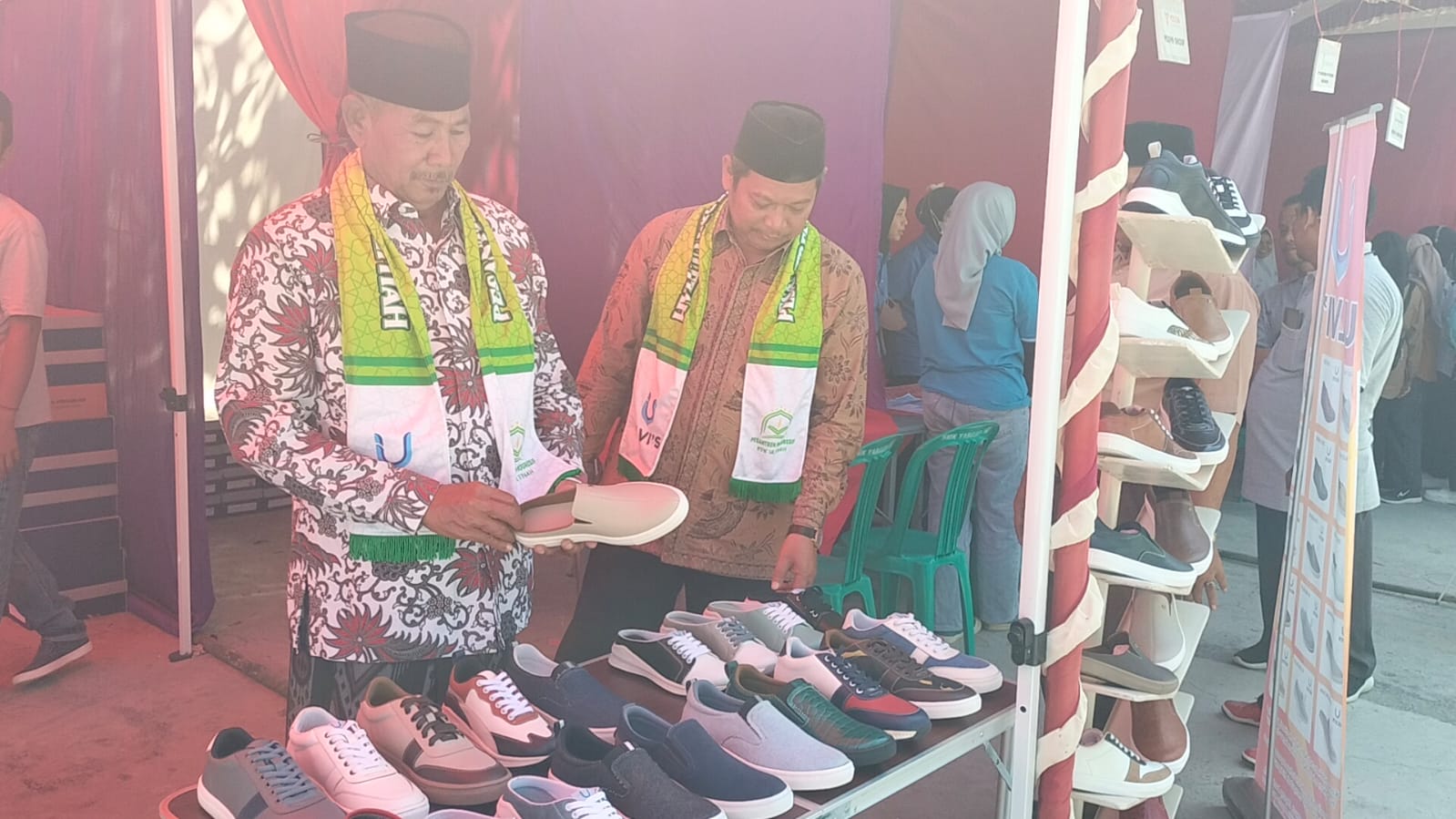 Kang Guru Abas Bangga Produk Sandal dan Sepatu Merek ULVI'S Milik Santri