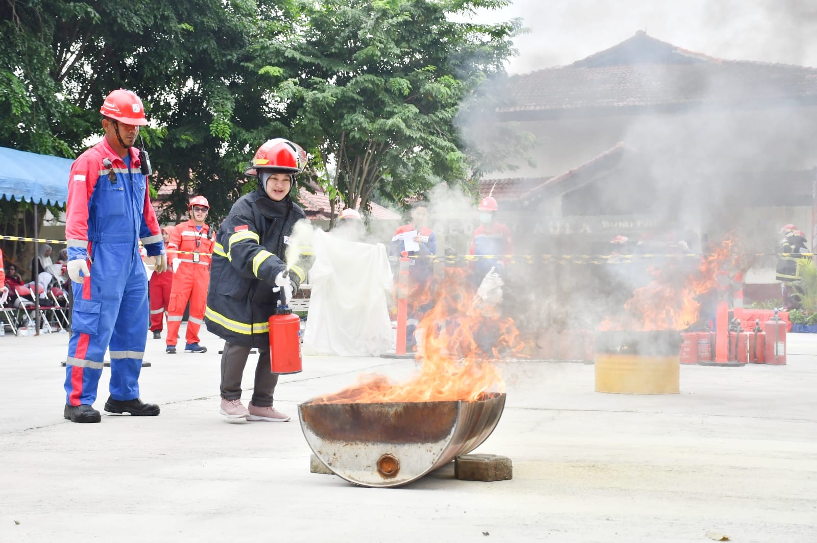 Peringatan Bulan K3 di Kilang Balongan, Ibu-Ibu Adu Ketangkasan Padamkan Api