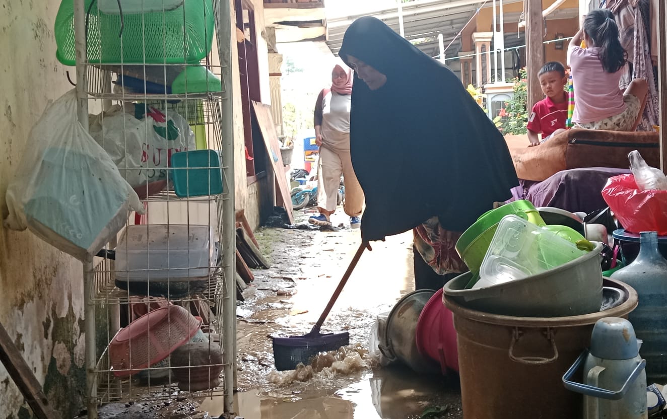 Surut Warga Rengaspayung  Mulai Bersihkan Rumah 