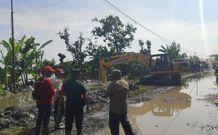 Kuwu Desa Tinumpuk Tinjau Normalisasi Sungai Pasca Banjir