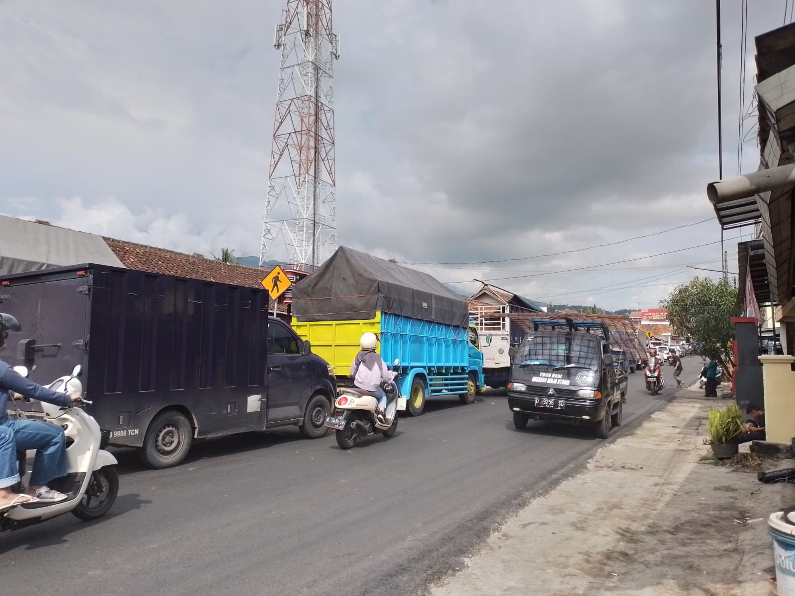 Awas Perbaikan Jalan, Lalu Lulintas Cigasong-Talaga Macet