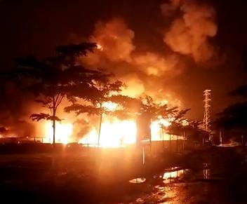 Kebakaran di Pabrik Kasur Busa Arjawinangun Hingga Dinihari Masih Berkobar