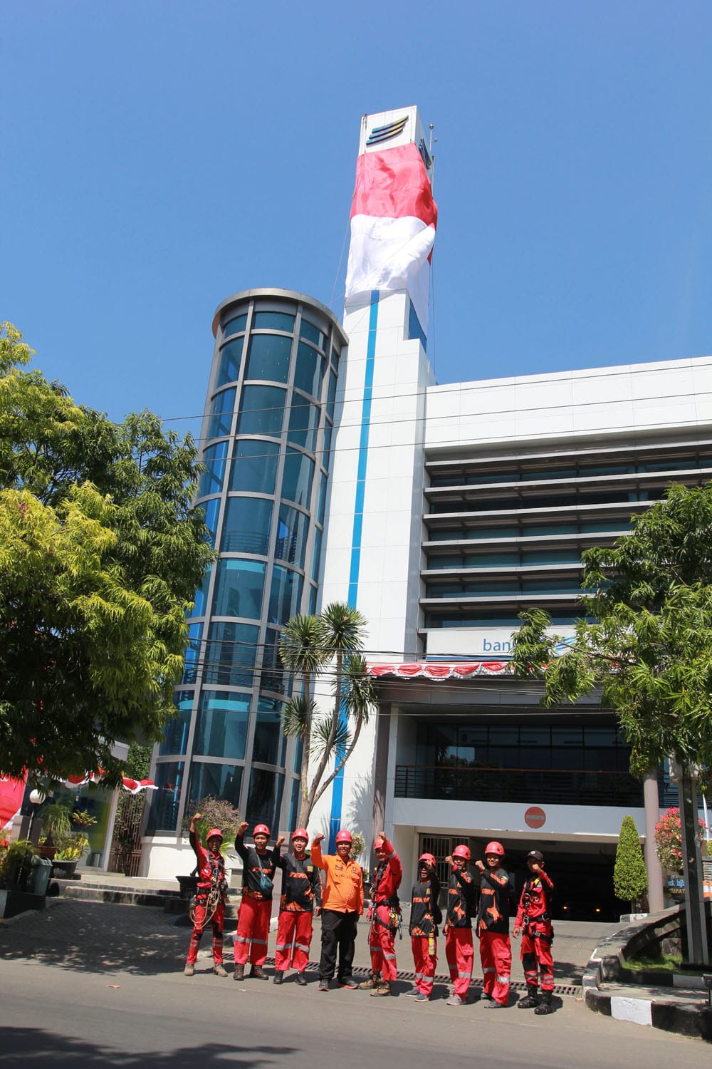 Bendera Merah Putih Raksasa Berkibar di Indramayu