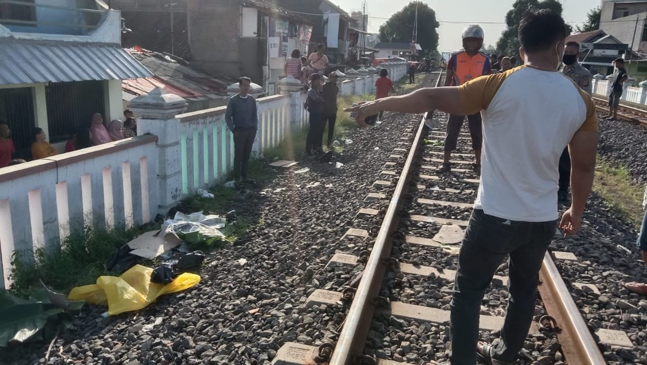 Tragis, Warga Jagasatru Tewas Tertabrak Kereta Api Kargo