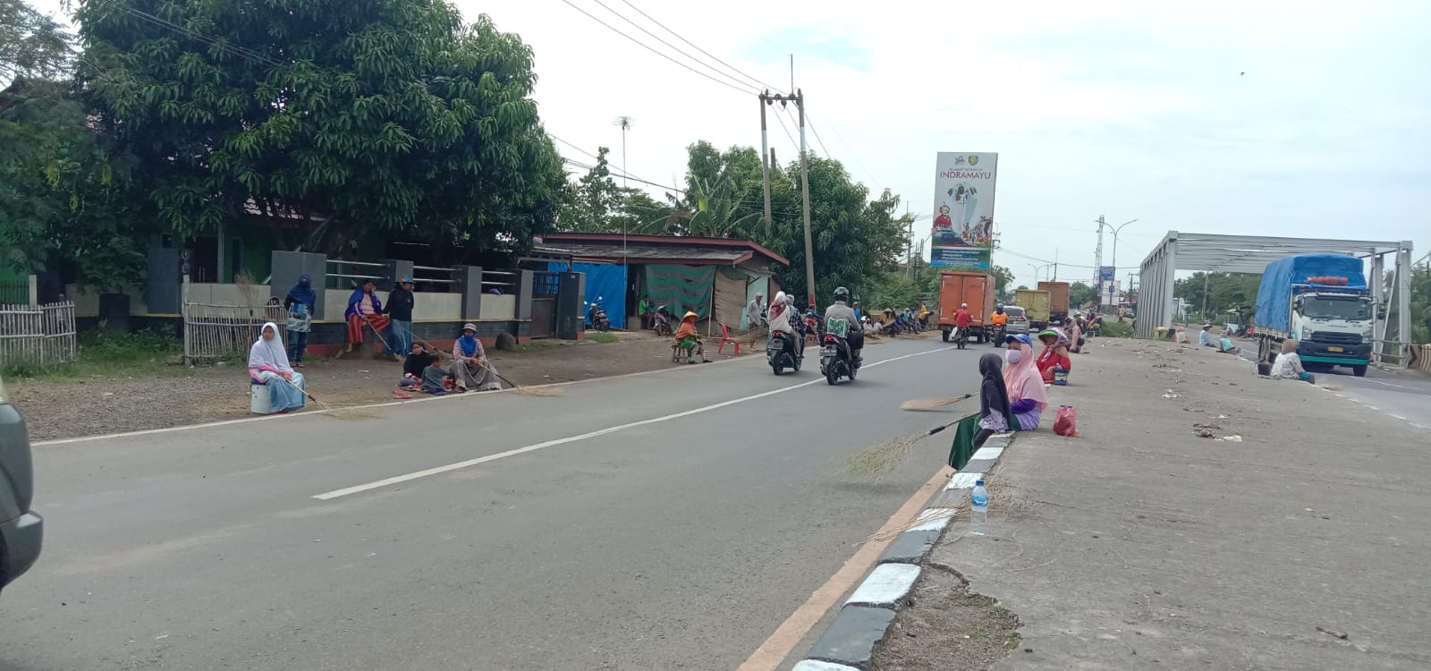 Musim Mudik, Berebut Receh di Jembatan Sewo