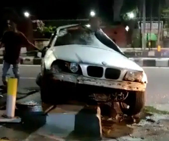 Kecelakaan BMW di Cirebon, Nabrak Trotoar, Mobil Hancur Berantakan