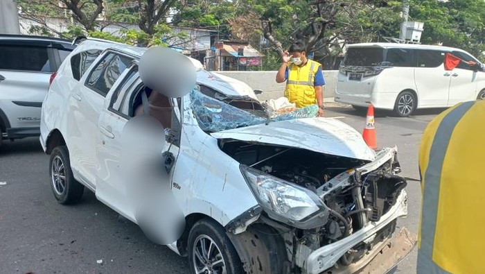 Kecelakaan Toyota Calya Tabrak Pantat Mobil Box di Tol Lingkar Luar Jakarta KM 5, 2 Orang Tewas 2 Kritis