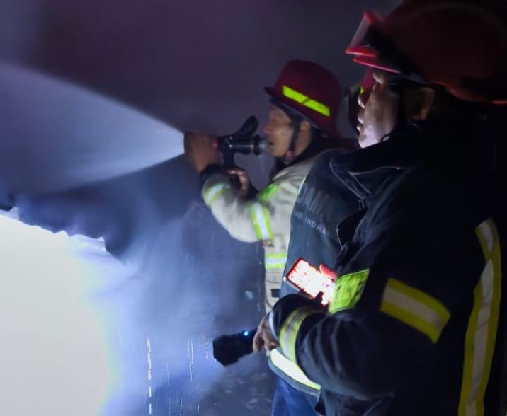 Korsleting Listrik dari Gudang Kayu, Rumah di Juntinyuat Terbakar 