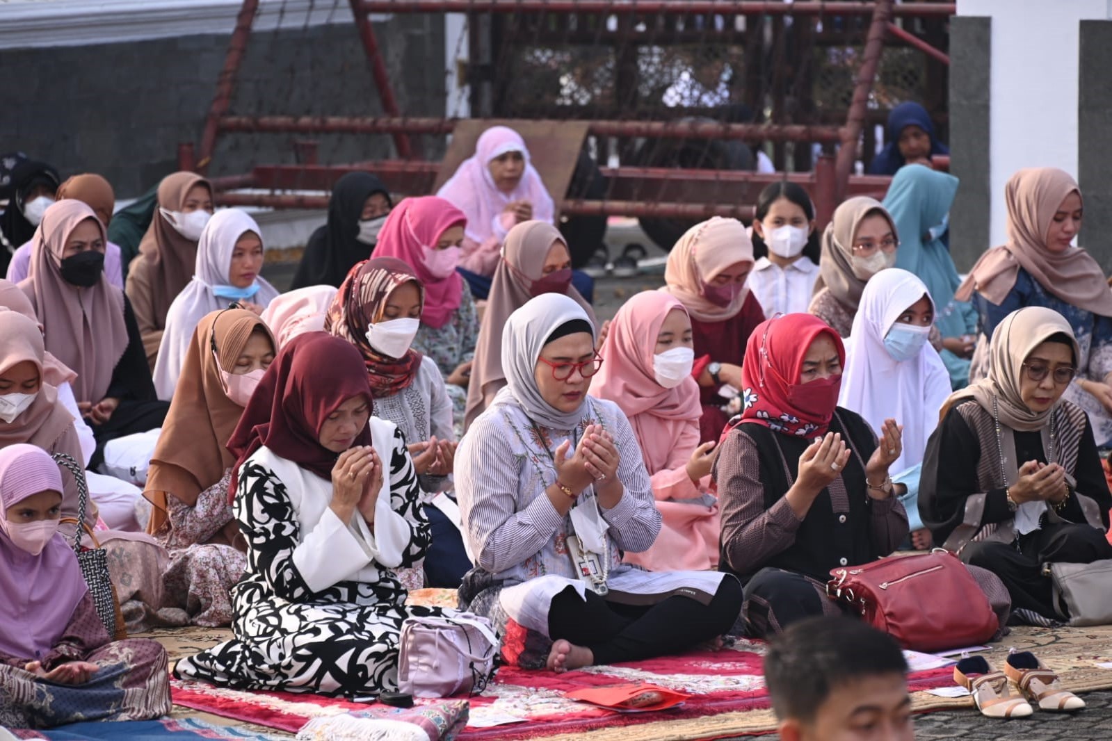 Sukseskan Indramayu Bermartabat, Bupati Nina Hadir Bersama Ribuan Jamaah Salat Id 