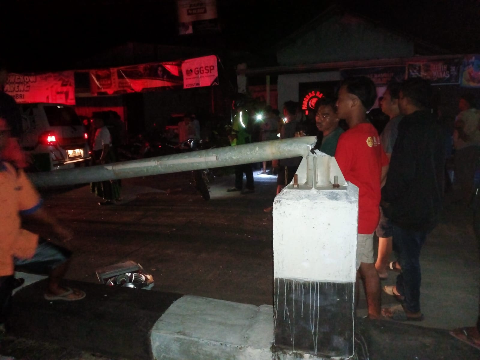 Remaja Tewas Tertimpa Tiang PJU Akibat Truk Peti Kemas Nyangkut Kabel di Jatibarang
