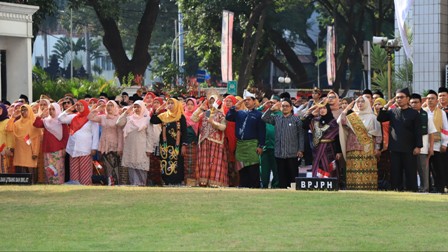 Baju Adat Nusantara, Pegawai Kemenag Peringatan HUT-78 Kemerdekaan 