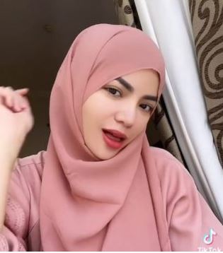 Dinar Candy Berangkat Umrah ke Mekah, Dikerjai Travel Hotel Belum Dipesan