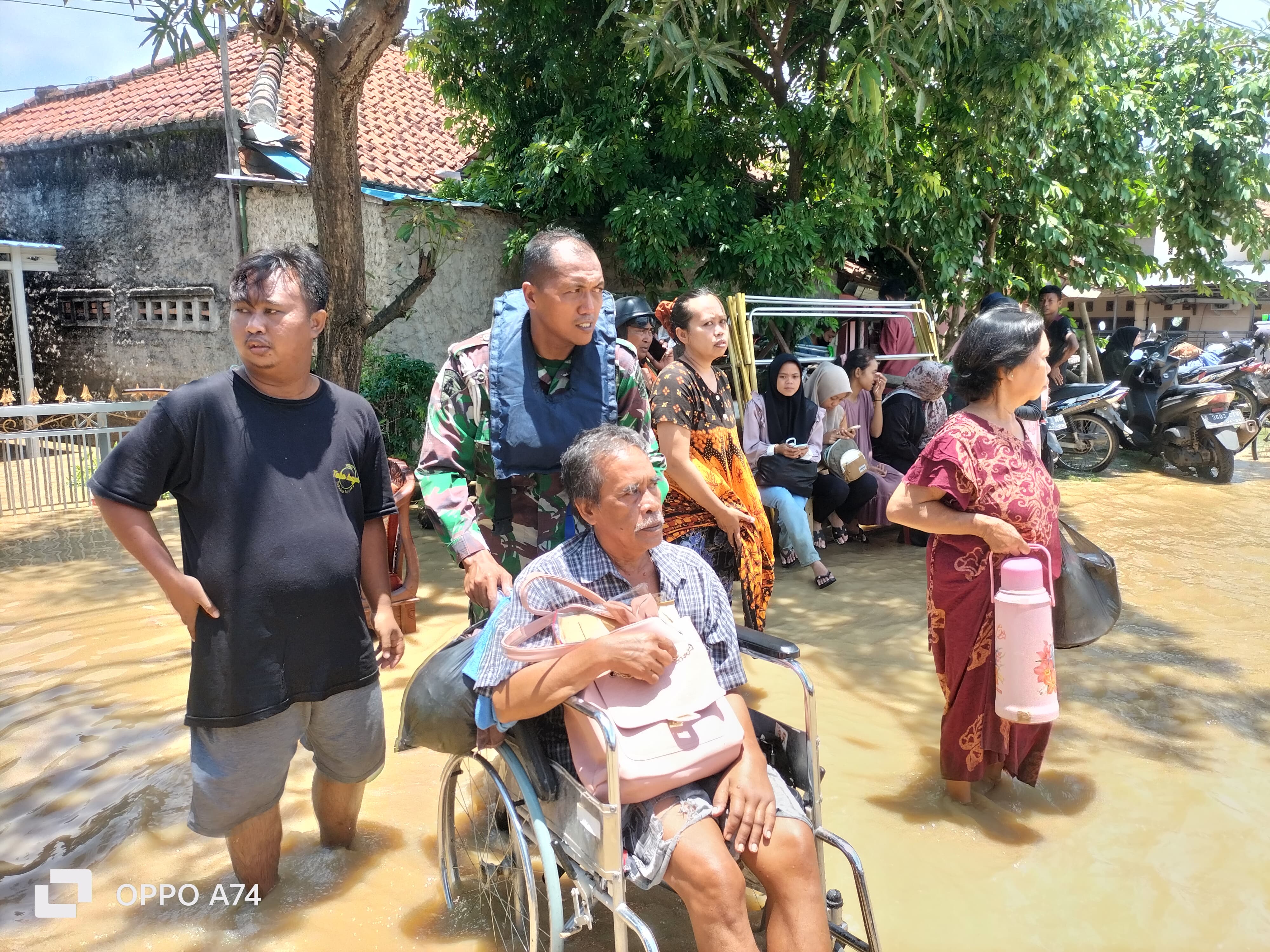 TNI AL Kerahkan Tim Siaga Banjir di Wilayah Cirebon Timur