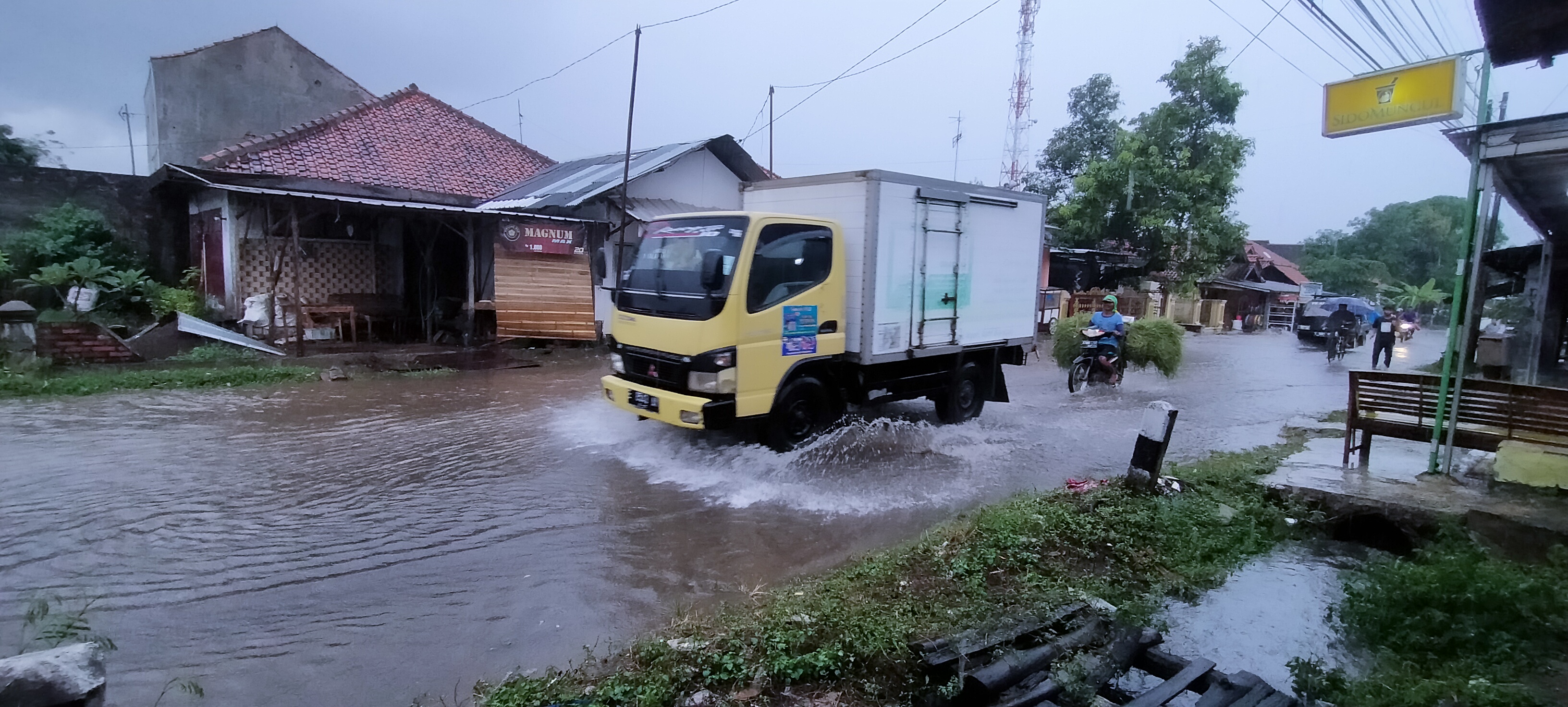 Desak Normalisasi Drainase, Diguyur Hujan Jalan Raya Terisi Tergenang 