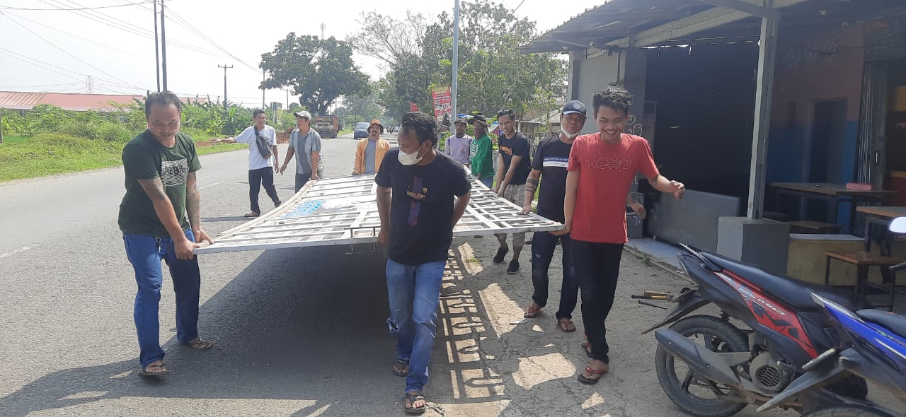 Ditutup, Pemilik Bongkar Sendiri Bangunan Kedai