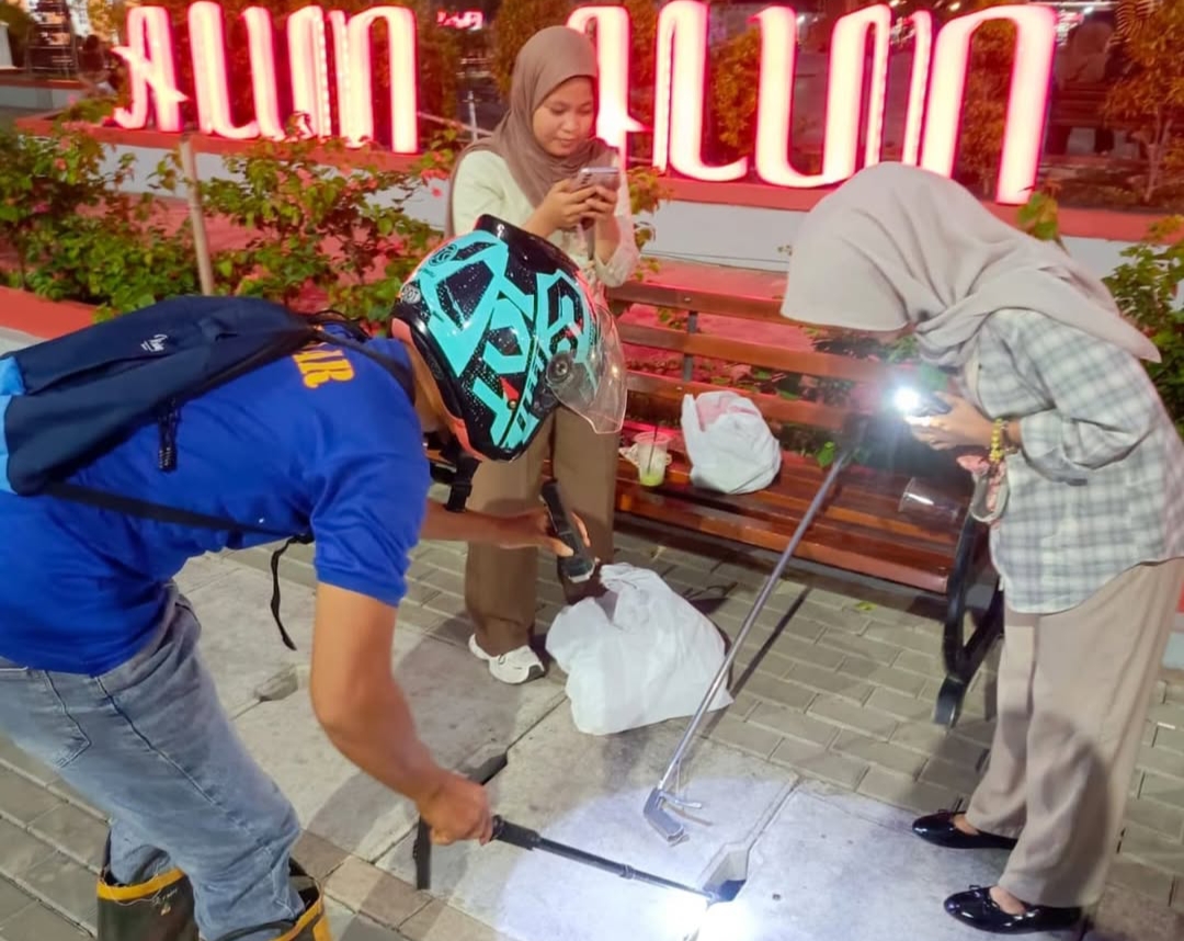 Kejadian Unik di Alun-Alun Puspawangi, Petugas Damkar Evakuasi Kunci Motor yang Jatuh ke Saluran Air