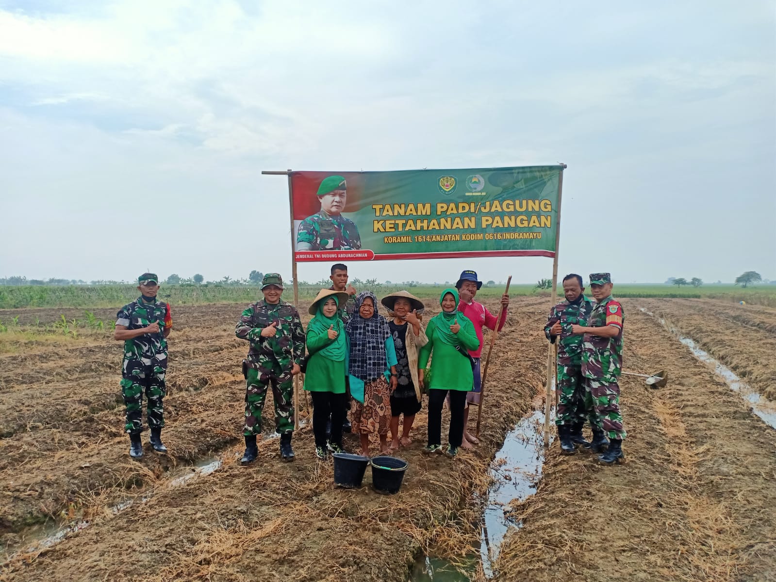 Prajurit TNI AD Tanam Jagung Dukung Ketahanan Pangan