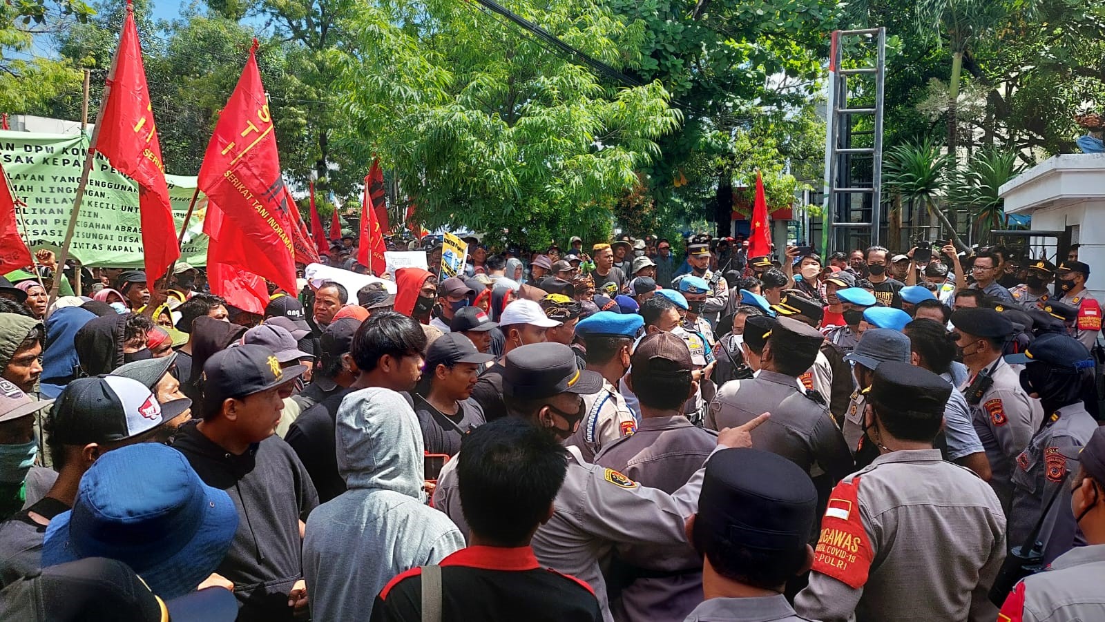 Tuntut Reformasi Agraria,  Massa Aksi Sambangi Gedung DPRD  