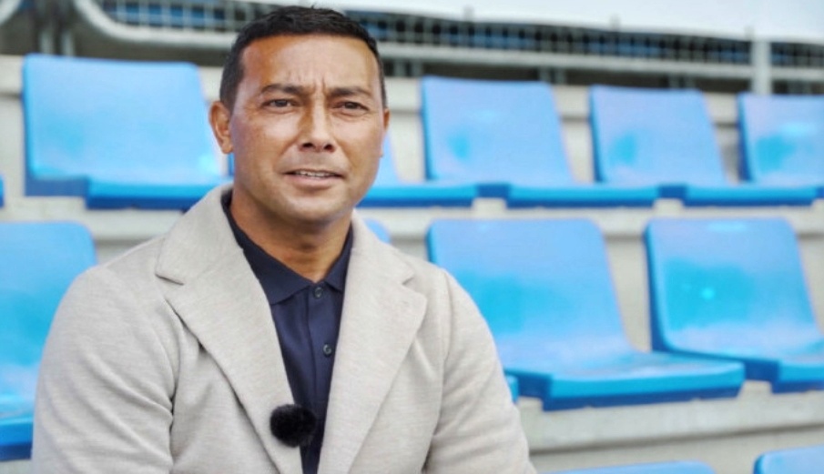OTW Double Job? Asisten Pelatih Timnas Indonesia, Denny Landzaat Masuk Radar Calon Pelatih Willem II