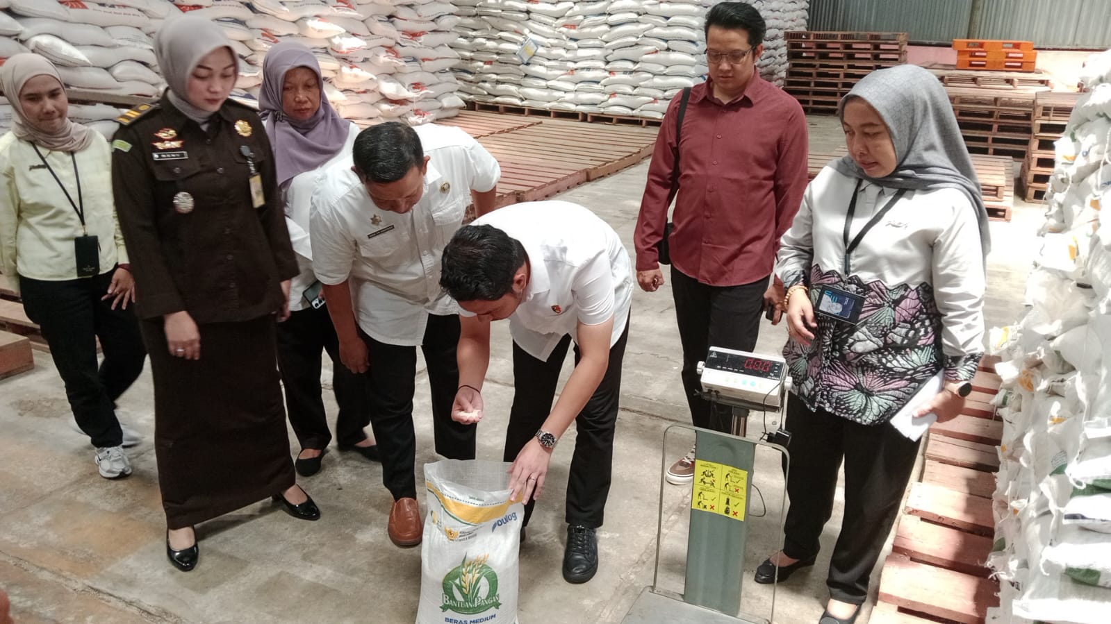 Bulog Indramayu Bersama Satgas Pangan Pastikan Kualitas dan Kuantitas Bantuan Pangan