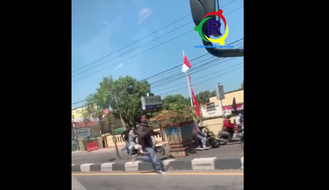 Nekat, Tawuran Pelajar di Depan Polsek Weru Cirebon, 3 Orang Ditangkap dan 1 Luka Bacok