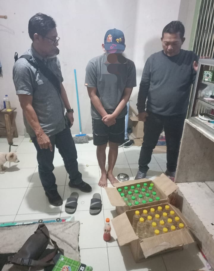 Warung Dirazia, Polisi Sita Puluhan Botol Miras