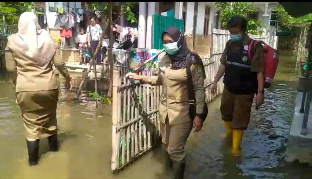 Puskesmas Pondoh dan Juntinyuat Sigap Buka Posko Kesehatan dan Lakukan Pemeriksaan Warga Terdampak Banjir