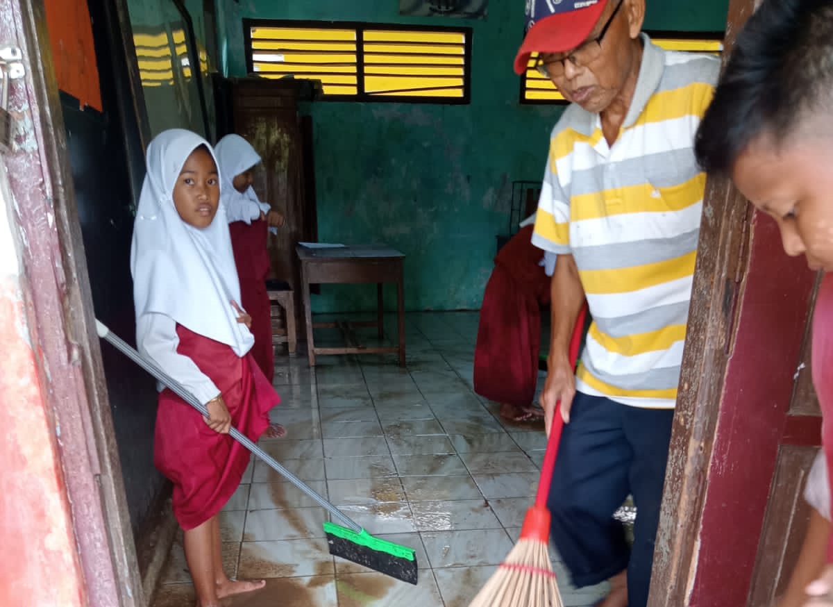 Guru-Siswa Kompak Bersihkan Kelas, KBM Dibagi Dua Shift