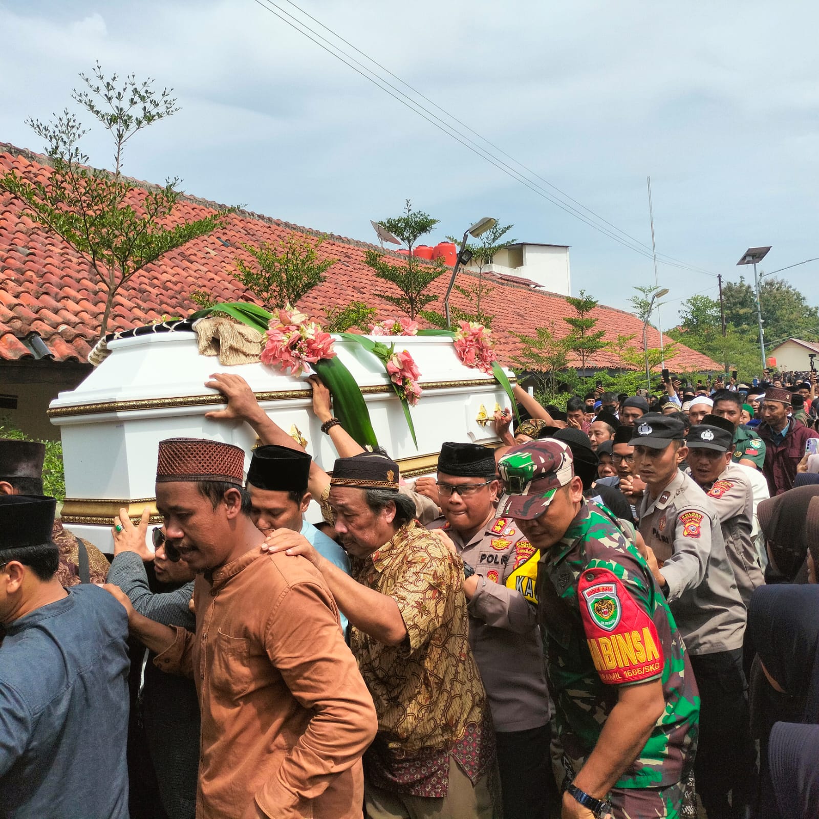 Ribuan Santri dan Warga Mengiringi Pemakaman KH Buya Syakur Yasin 
