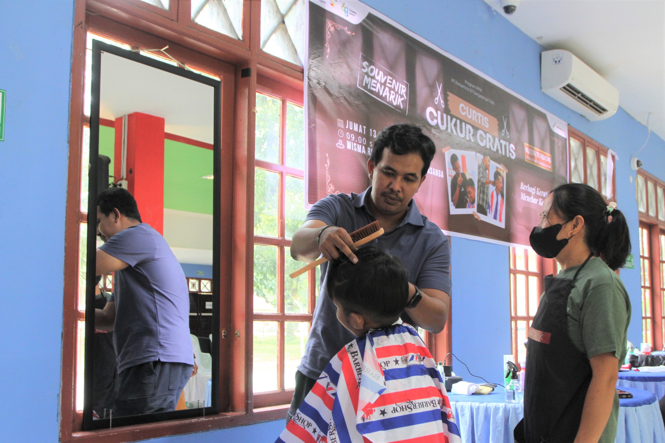 Berdayakan Warga Lokal, PEP Sangasanga Field dan PHSS Gelar Program'CurTis:Cukur Gratis'Jelang Idulfitri