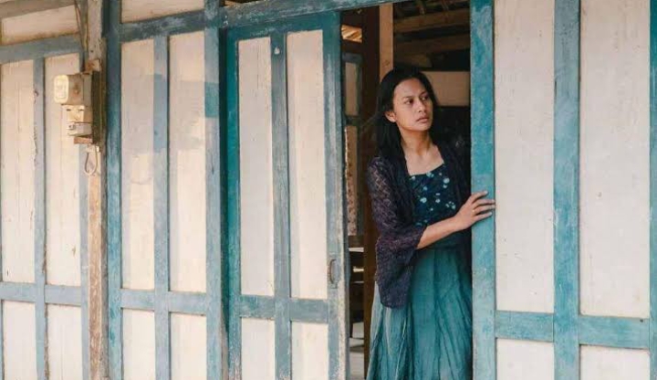 Perempuan Pembawa Sial: Cinta, Kutukan, dan Rahasia Keluarga dalam Balutan Mitos Jawa