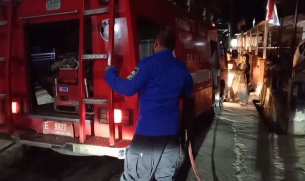 Kebakaran Terjadi di Rumah Kosong Akibat Tumpukan Kayu , Kesigapan Warga Cigadung Berhasil Hindari Kebakaran