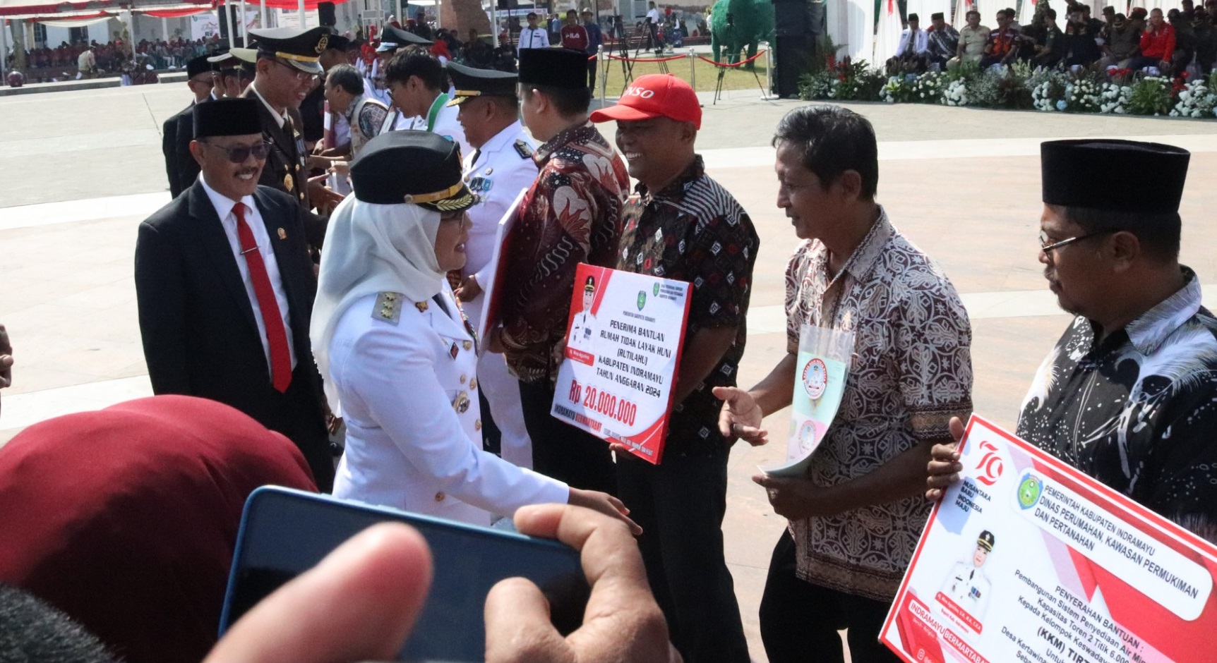 Bupati Nina Serahkan Sertifikat Tanah di Momentum HUT ke-79 RI