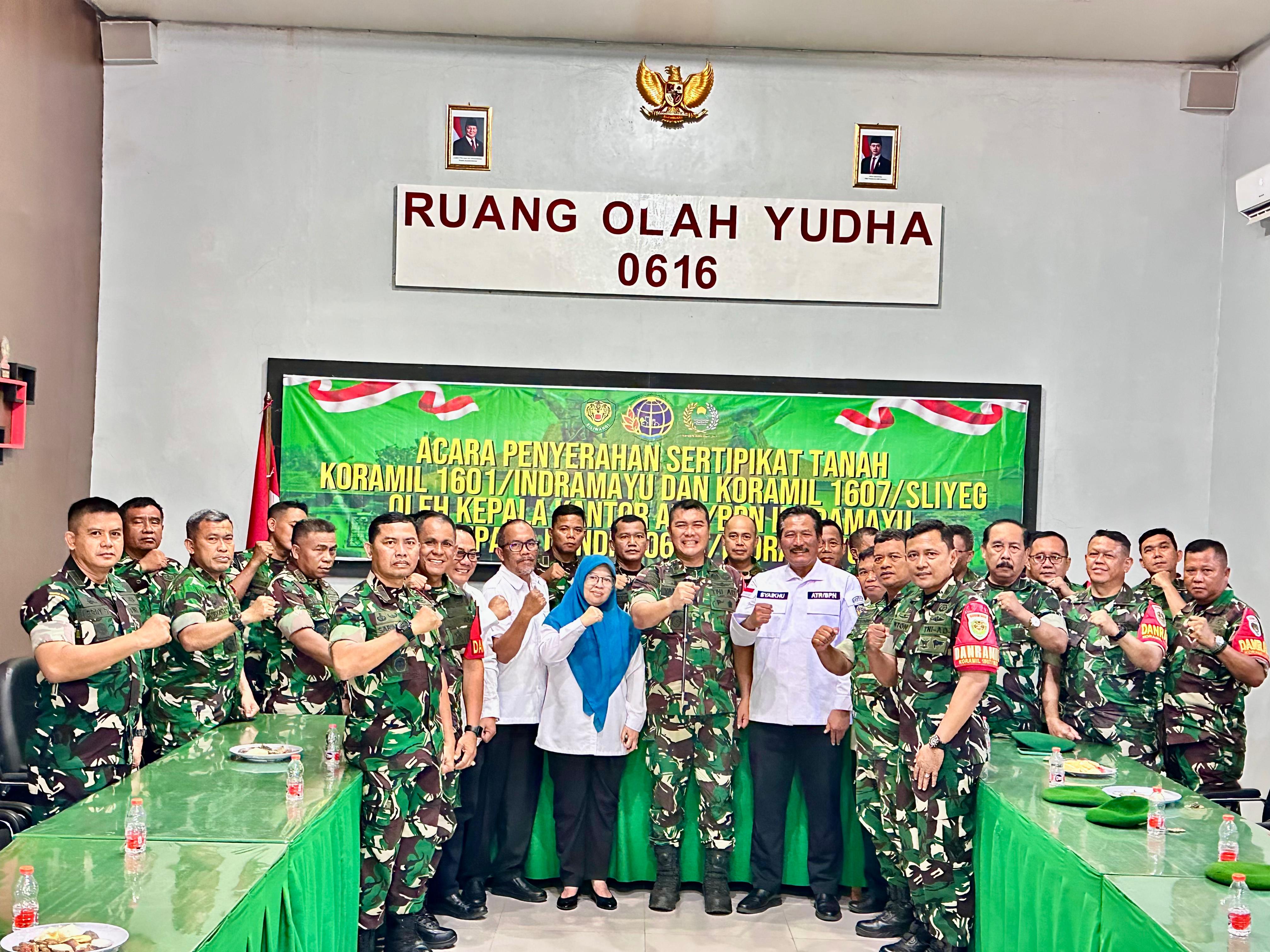Kantor Pertanahan Serahkan Sertifikat Tanah kepada Kodim 0616/Indramayu