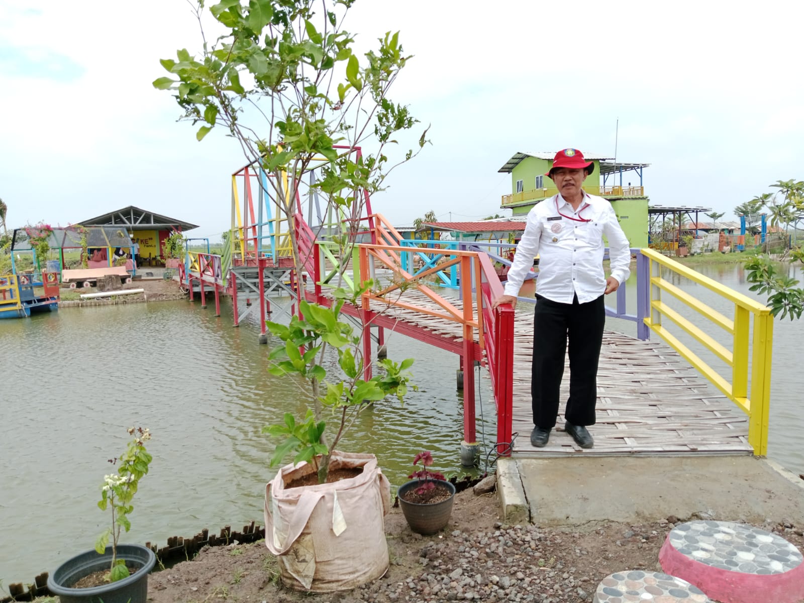 Dikelola BUMDes Kiajaran Wetan, Kolam Renang Pelangi Destinasi Wisata Baru di Kecamatan Lohbener