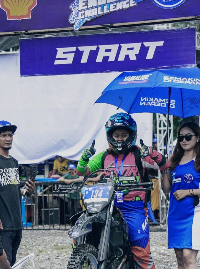 Berani Tampil Beda, Peserta Wanita Shell bLU cRU Yamaha Enduro Challenge Pilih WR 155 R Partner Berkendara  