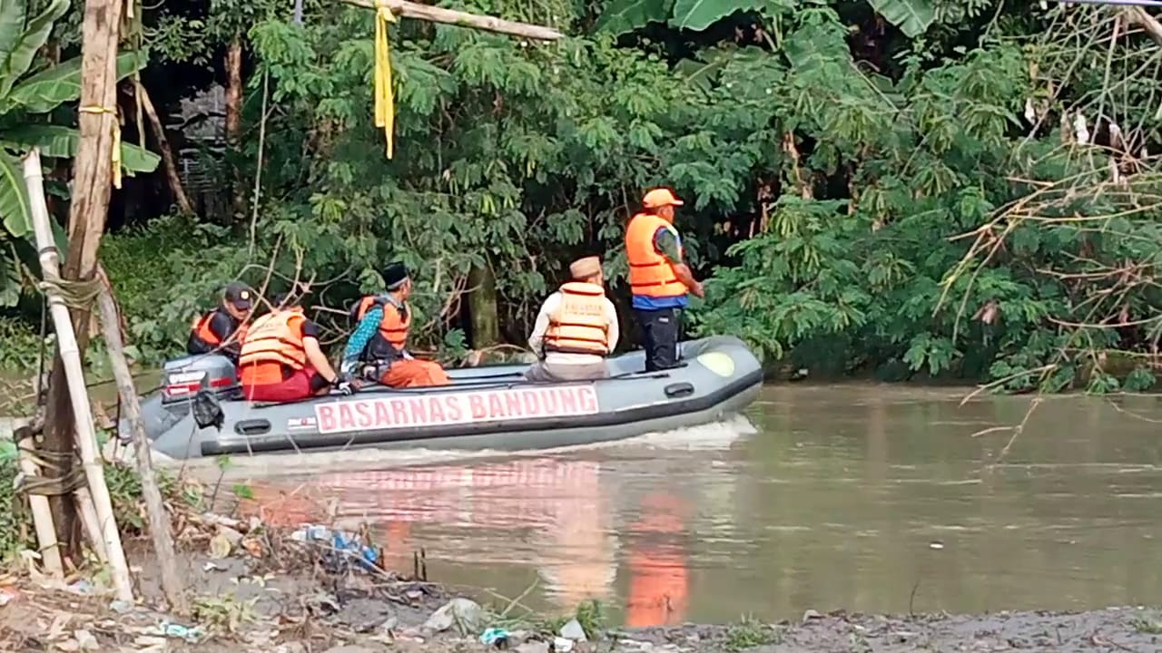 Santri Asal Indramayu Hanyut di Sungai Ciwaringin