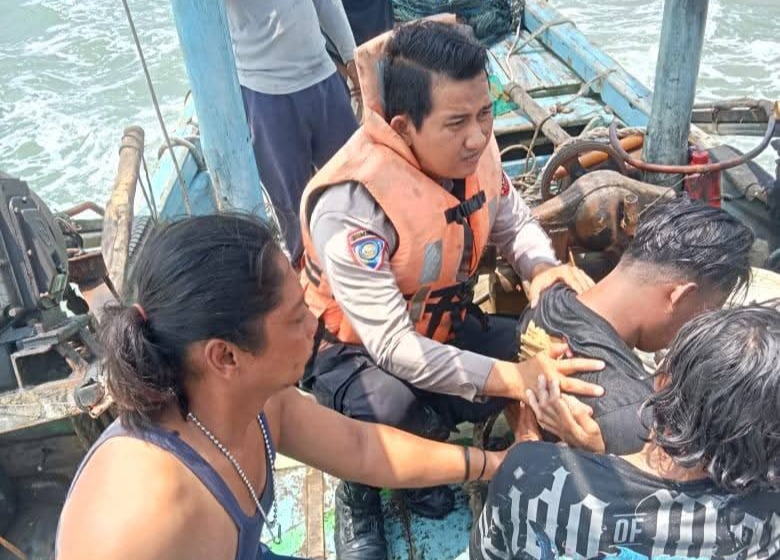 Empat Nelayan Indramayu Selamat Usai Kapal Terbalik Dihantam Ombak Besar di Perairan Juntinyuat