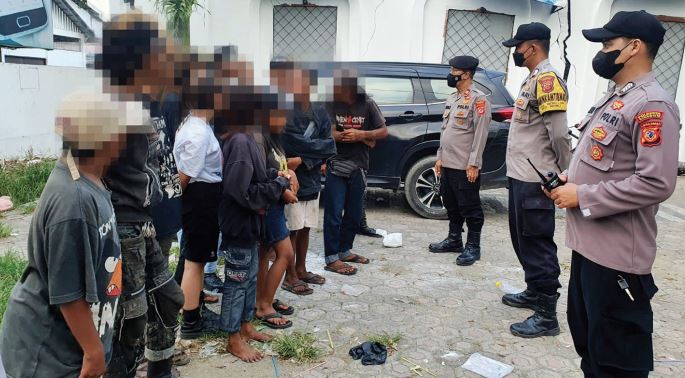 Anak Punk Nongkrong Bergerombol dan Minta-minta di Lamer Weru Dibubarkan Polisi