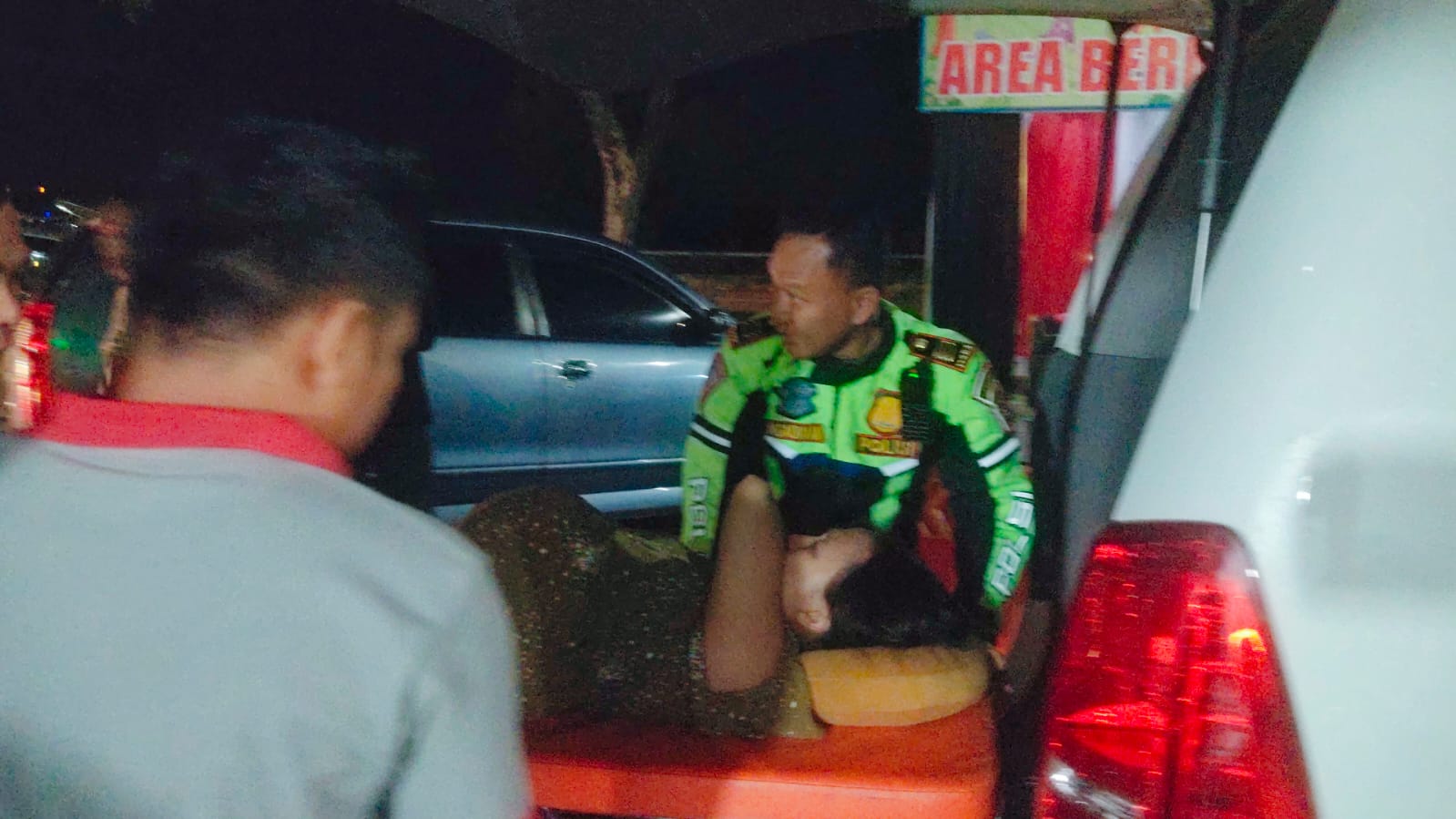 DARURAT! Polisi Evakuasi Pemudik Hendak Melahirkan di Rest Area ke Rumah Sakit