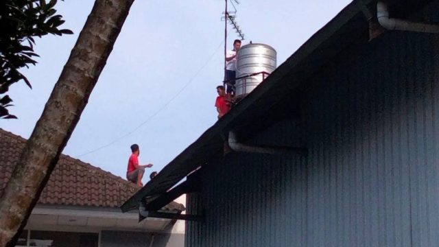 Heboh, Penemuan Mayat dalam Toren Air, Petugas Kesulitan Evakuasi 