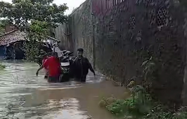 Cuaca Ekstrem di Eretan Kulon, Banjir Rob Merendam Ratusan Rumah Warga