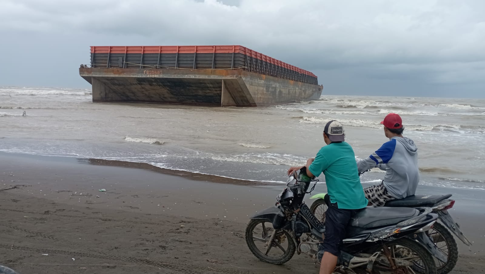 Kapal Tongkang Terdampar di Pantai Tiris Indramayu, Polisi Lakukan Penyelidikan