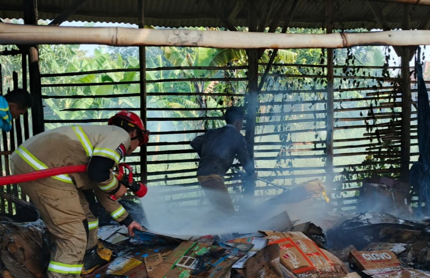 Gara-gara Puntung Rokok Gudang Kardus Terbakar di Tortoran
