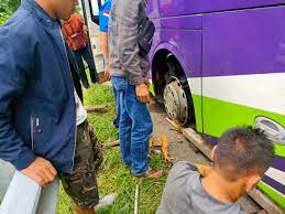 Bus Pecah Ban di Tol Cipali, Hari Ini Lalu Lintas Padat Merayap 