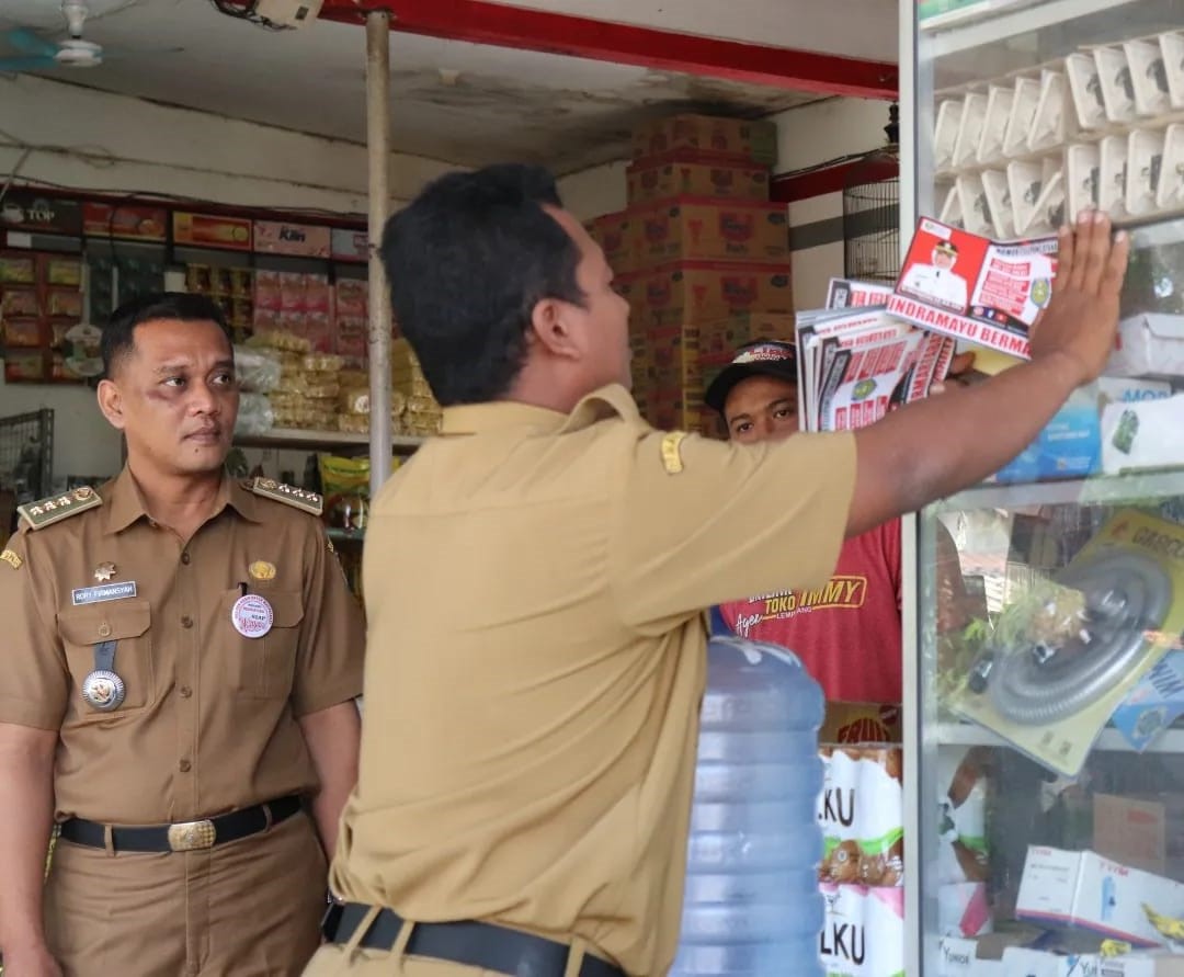 Pemcam Anjatan Sebar Ribuan Stiker Nomor Layanan Penting 