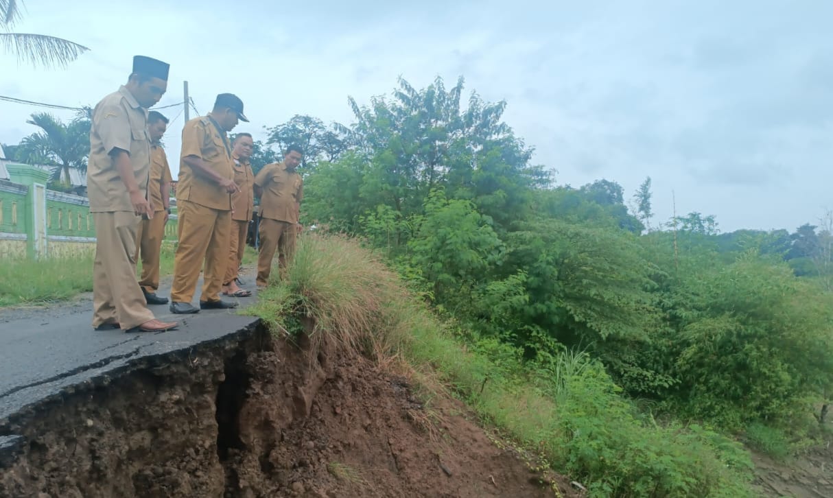 Makin Parah Jalan Akses Desa Pagedangan Hanya Bisa Di Lintasi R2