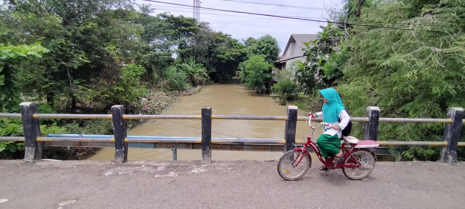 Banjir Enam Desa Surut, Tinggalkan Lumpur dan Sampah