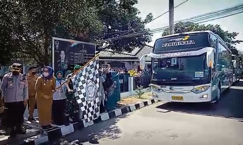 Tangis Keluarga Pecah, Sebanyak 162 Calon Jemaah Haji Dilepas Wakil Walikota Cirebon