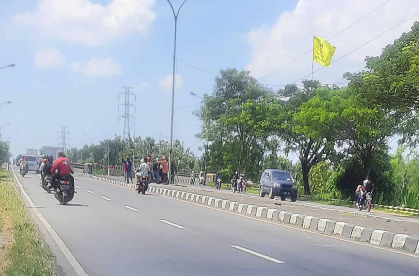 Andalkan Jalan Alternatif hingga Sejumlah Pengendara Nekat Terobos Median Jalan 